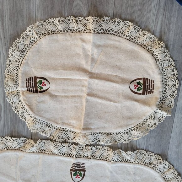 Vintage Handcrafted Lace-Trimmed Table Runners With Basket & Berry Design - Picture 6 of 10